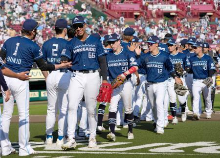 　楽天に３連勝し、新庄監督（左端）らとタッチを交わす日本ハムナイン＝楽天モバイルパーク