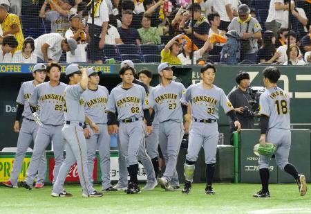 　巨人にサヨナラ負けを喫した伊原（右端）ら阪神ナイン＝東京ドーム
