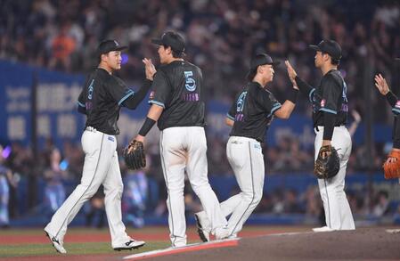 　オリックスに３連勝しタッチを交わす西川（左端）らロッテナイン（撮影・開出牧）