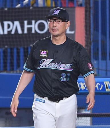 　９回、投手交代を告げる吉井監督（撮影・開出牧）