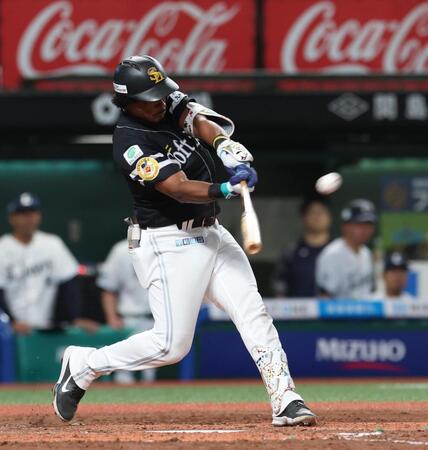 　３回、ダウンズは中越えに２点適時三塁打を放つ（撮影・佐々木彰尚）