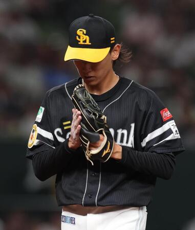 　６回終了時、グラブをたたく大津（撮影・佐々木彰尚）