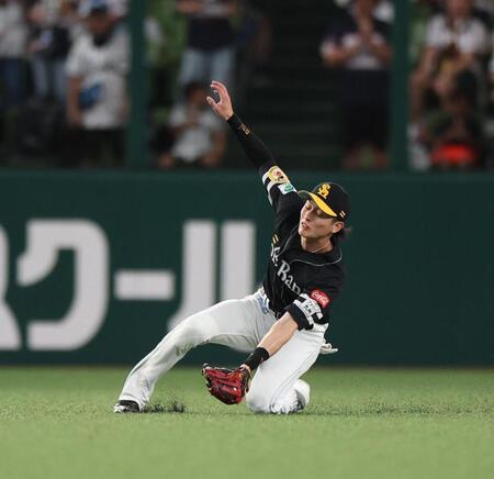 　３回、西川の中飛を好捕する周東（撮影・佐々木彰尚）