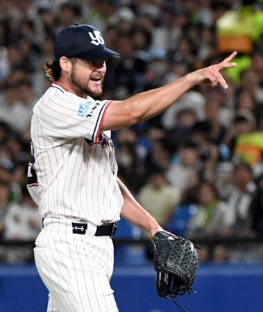 　５回、二俣への四球の判定に激高し、岩下球審に詰め寄るランバート（撮影・佐藤厚）