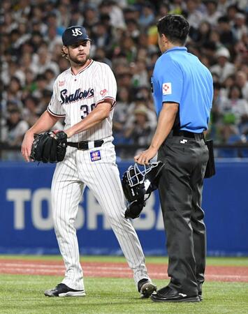 　５回、二俣への四球の判定に激高し、岩下球審（右）に詰め寄るランバート（撮影・佐藤厚）