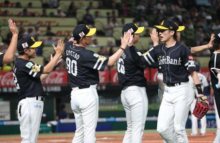 　周東を出迎える小久保監督（撮影・佐々木彰尚）