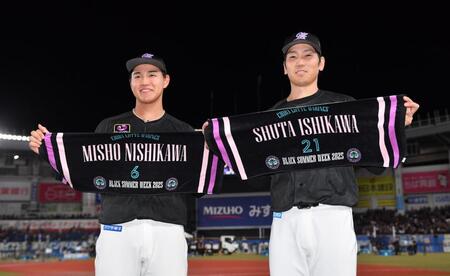 　オリックスに３連勝し笑顔の西川（左）と石川柊（撮影・開出牧）