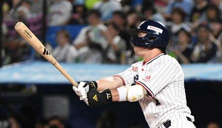 　６回、山田は中越えに球団タイの通算３０４号を放つ（撮影・佐藤厚）