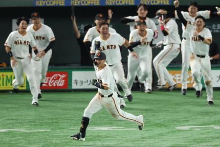 　９回、中前にサヨナラ打を放と喜ぶ吉川と巨人ベンチ（撮影・金田祐二）