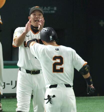 　９回、サヨナラ打を放った吉川を迎える阿部監督（撮影・金田祐二）