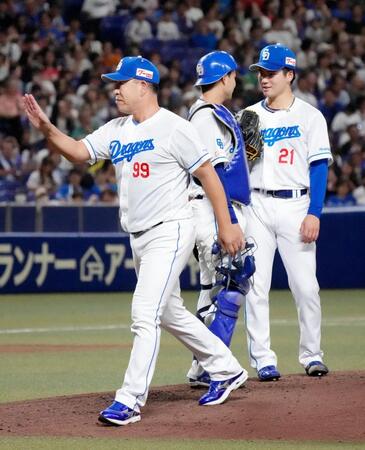 　８回途中、走者を背負った先発の金丸（右）を続投させベンチへ戻る井上監督。捕手石伊