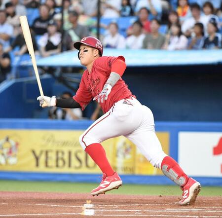 　１回、小園は左線二塁打を放つ（撮影・佐藤厚）