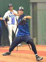 　ブルペンで投球練習をする藤浪。後方は山崎（撮影・堀内翔）