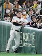 　１回、大山悠輔の打球をファンが先に捕球し悔しがる丸（撮影・田中太一）