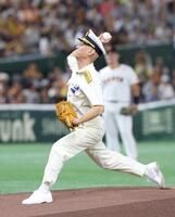 　始球式を務める海上保安庁の瀬口良夫長官