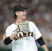 　１回、ピンチをしのぎ、笑顔を見せる井上（撮影・西岡正）