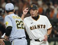 　試合前、藤川監督とあいさつする阿部監督（撮影・田中太一）