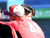 　昨夜の死球を謝罪する中村優（奥）を強く抱きしめるファビアン（撮影・佐藤厚）