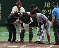 　３回、痛がる甲斐を心配する中川（撮影・金田祐二）