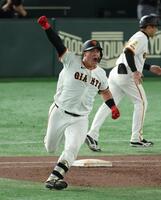 　７回、同点３ランを放ちガッツポーズのリチャード（撮影・金田祐二）