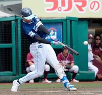 　４回、万波が左翼線に先制二塁打を放つ
