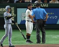 　８回、高寺のとき主審と話す阿部監督（撮影・金田祐二）