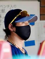 　８回、ベンチで試合を見守る新庄監督