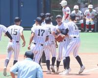 　試合に勝利し、岩倉・佐竹翔太（右端）と抱き合って喜ぶ岩倉・佐藤海翔（右から２人目）＝撮影・石井剣太郎