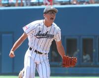 　８回を投げ終え吠える岩倉・佐藤海翔（撮影・石井剣太郎）