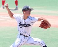 　４番手で力投する岩倉・佐藤海翔（撮影・石井剣太郎）