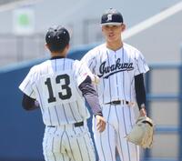 　６回途中で降板する岩倉・佐竹翔太（右）＝撮影・石井剣太郎