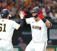 　７回、同点３ランを放ち、増田陸（左）とタッチを交わすリチャード
