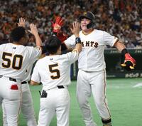　７回、同点３ランを放ち、ナインと喜ぶリチャード（右）＝撮影・西岡正
