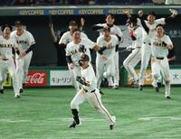 　９回、中前にサヨナラ打を放ち喜ぶ吉川と巨人ベンチ（撮影・金田祐二）