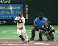 ９回巨人２死満塁、中前にサヨナラ打を放つ巨人・吉川尚輝＝東京ドーム（撮影・金田祐二）