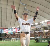 　スタンドのファンに両手を振る吉川（撮影・西岡正）