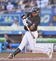 　２回、中前適時打を放つ安田（撮影・開出牧）