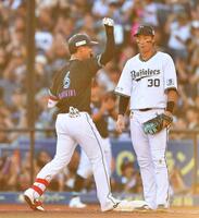 　２回、先制の左前適時打を放つ西川（左）。一塁手・広岡（撮影・開出牧）