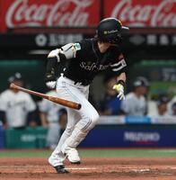 　３回、周東は左翼線に適時二塁打を放つ（撮影・佐々木彰尚）