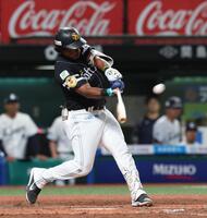 　３回、ダウンズは中越えに２点適時三塁打を放つ（撮影・佐々木彰尚）