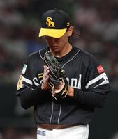 　６回終了時、グラブをたたく大津（撮影・佐々木彰尚）