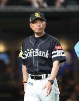 　８回終了時、選手交代を告げた小久保監督（撮影・佐々木彰尚）