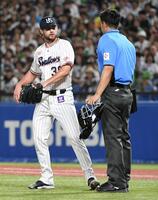 　５回、二俣への四球の判定に激高し、岩下球審（右）に詰め寄るランバート（撮影・佐藤厚）