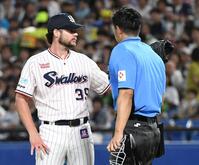 　５回、二俣への四球の判定に激高し、岩下球審（右）に詰め寄るランバート（撮影・佐藤厚）