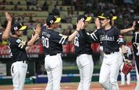 　周東を出迎える小久保監督（撮影・佐々木彰尚）