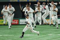 　９回、中前にサヨナラ打を放と喜ぶ吉川と巨人ベンチ（撮影・金田祐二）