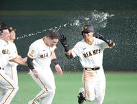 　９回、サヨナラ打を放ち、ナインに祝福される吉川（右）＝撮影・西岡正