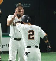 　９回、サヨナラ打を放った吉川を迎える阿部監督（撮影・金田祐二）