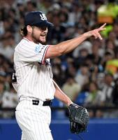 　５回、二俣への四球の判定に激高し、岩下球審に詰め寄るランバート（撮影・佐藤厚）