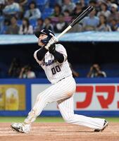 　９回、赤羽は左越えに逆転サヨナラ３ランを放つ（撮影・佐藤厚）